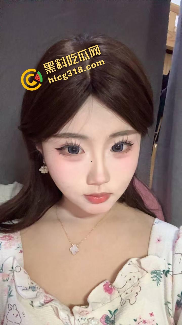 亲子互动会开成骚货会？老流氓家长装裤兜伸手偷吃桃子，女老师还点头微笑跟学生互动！-4