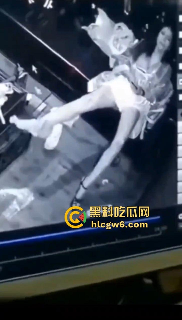 KTV小姐包厢内寂寞自慰全程被拍，无人点单逼痒难耐，一边看小电影一边摸，真怕她拿麦克风塞逼？-8