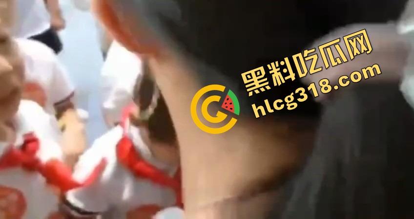 亲子互动会开成骚货会？老流氓家长装裤兜伸手偷吃桃子，女老师还点头微笑跟学生互动！-13