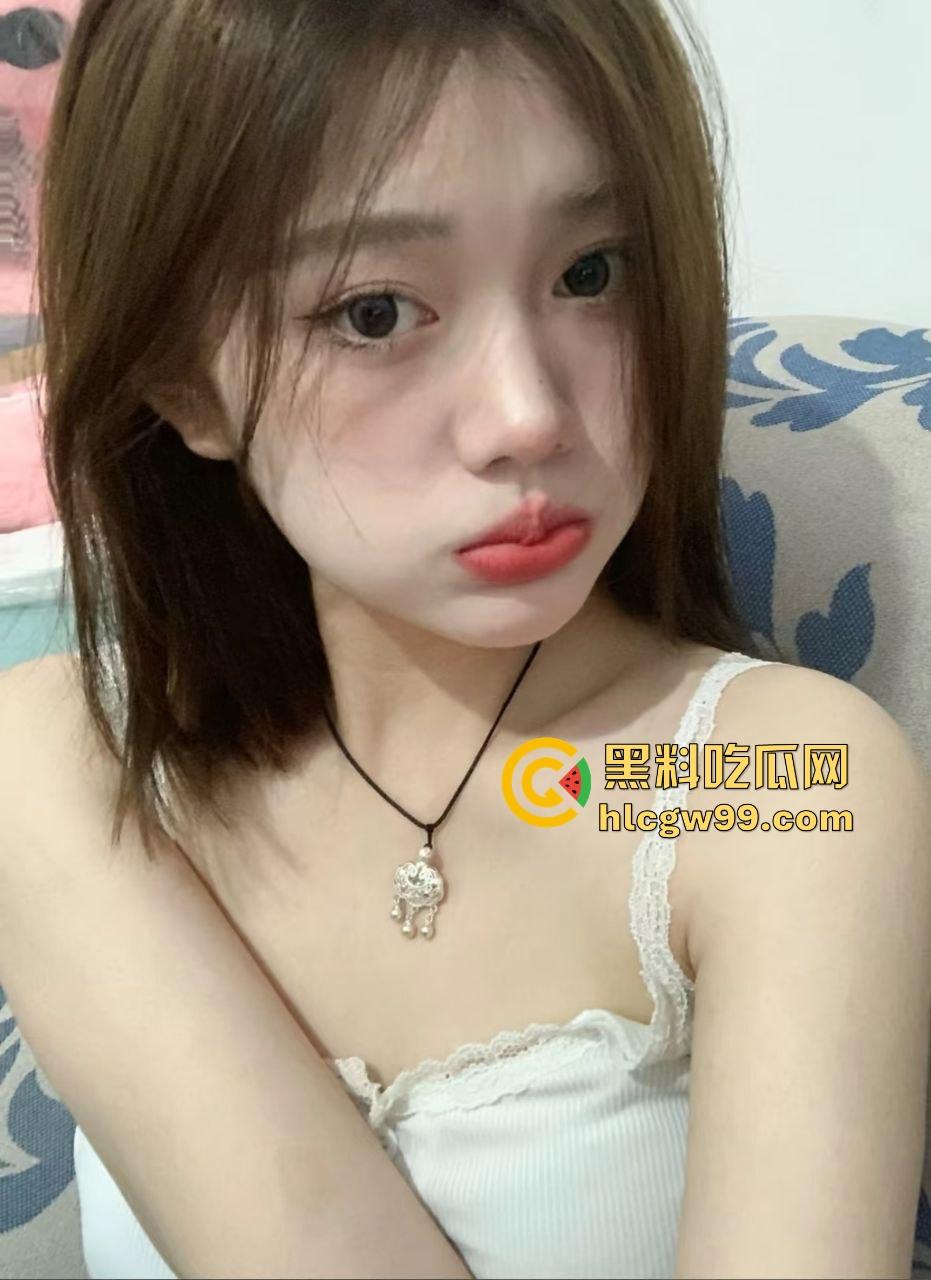 情人节酒店舔逼夜大战！土豪光头佬约炮反差母狗女学生【朱茴】不停挥舌舔逼糟蹋中出嫩妹！性爱泄密独家流出-1