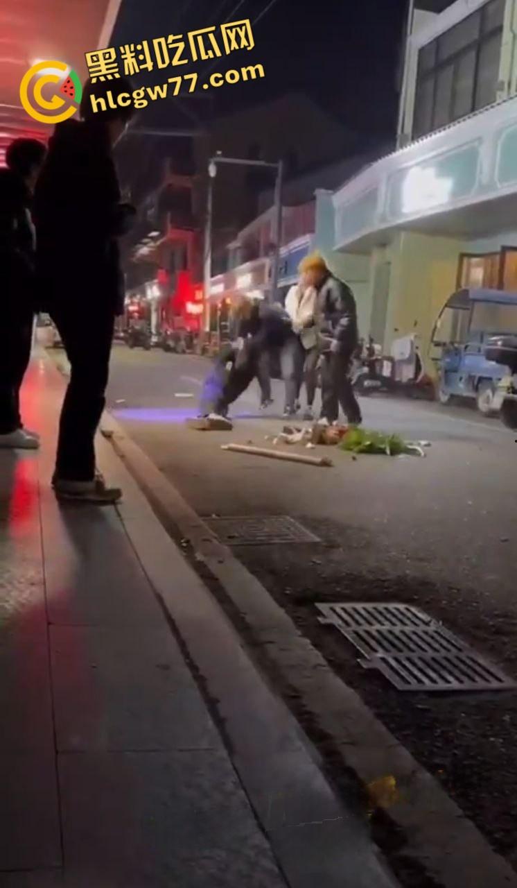 生怕他不死 下这么重的手！浙江省温州市文成县一青年用陶瓷花盆桌子等猛砸另一名青年头部 意图杀人-5