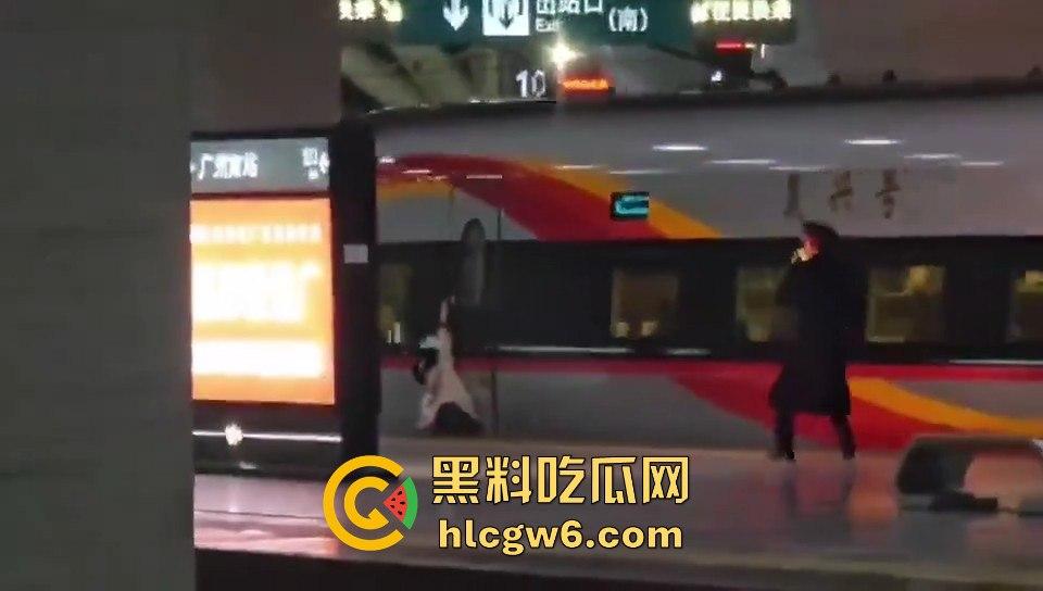 广州南站一乘客阻扒高铁车门夹住拖行，站务员紧急联络司机并跑向乘客，差点酿成大祸。-7