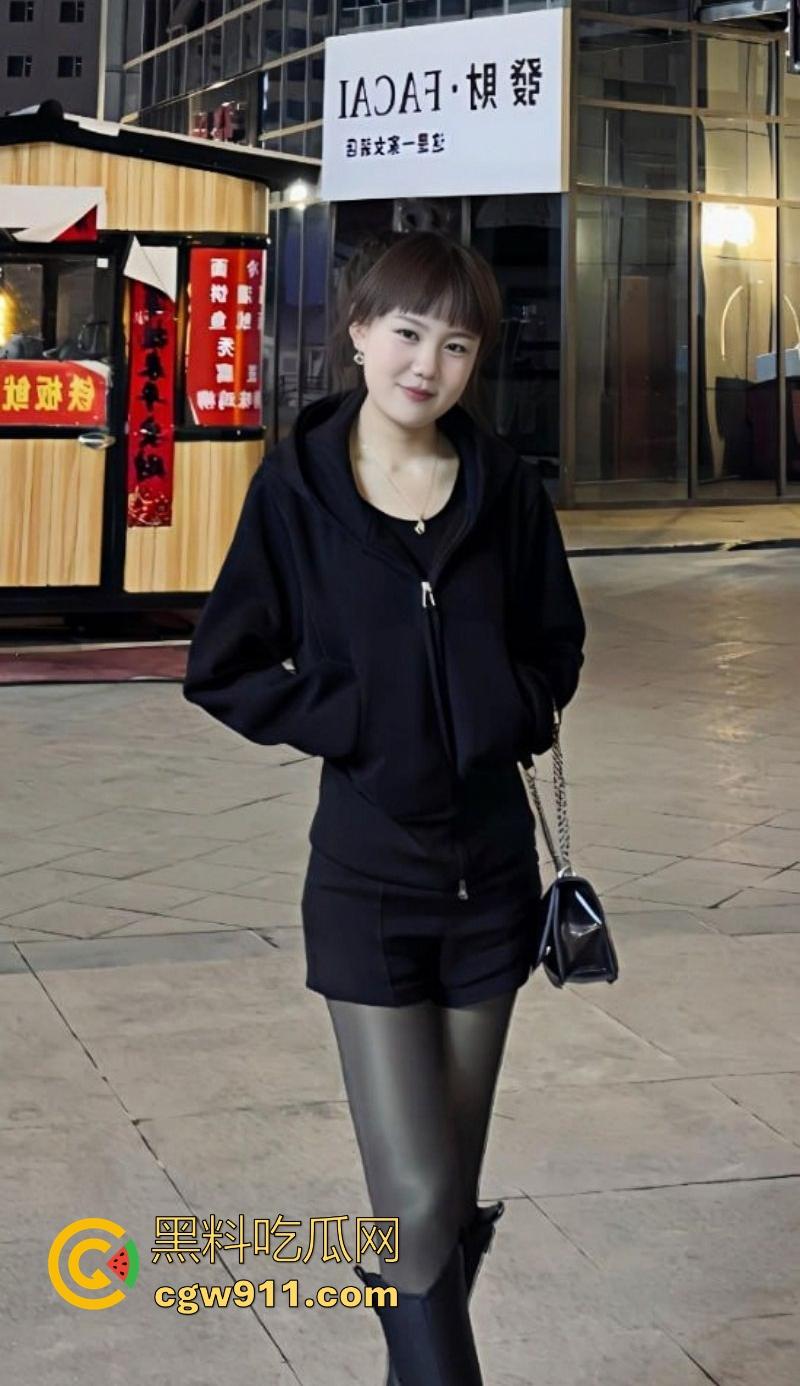 海南大学清纯女大【高思颖】私密视频曝光，白虎小穴嫩得出水，大屌后入猛插淫水四溢，看得人硬邦邦的！-4