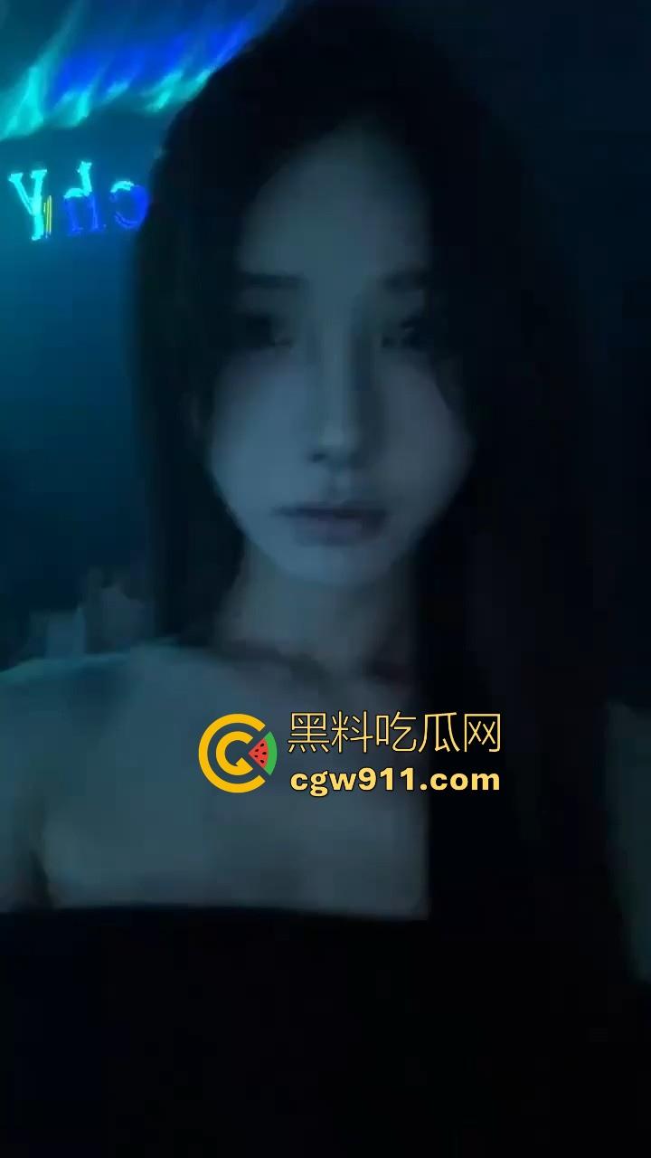 杭州酒吧极品小公主【姜丽君】夜店女王甜美脸蛋，被带走酒店玩弄，对镜口交疯狂后入，极其淫荡！-1