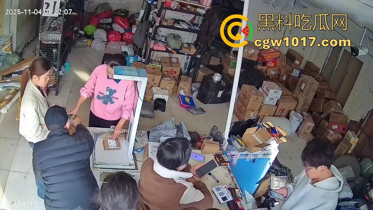 菜鸟驿站遭发疯女上门滋事，怒砸打骂，现场发疯耍赖，警察上门及时带走，经济下行妖魔鬼怪都出来了！-1