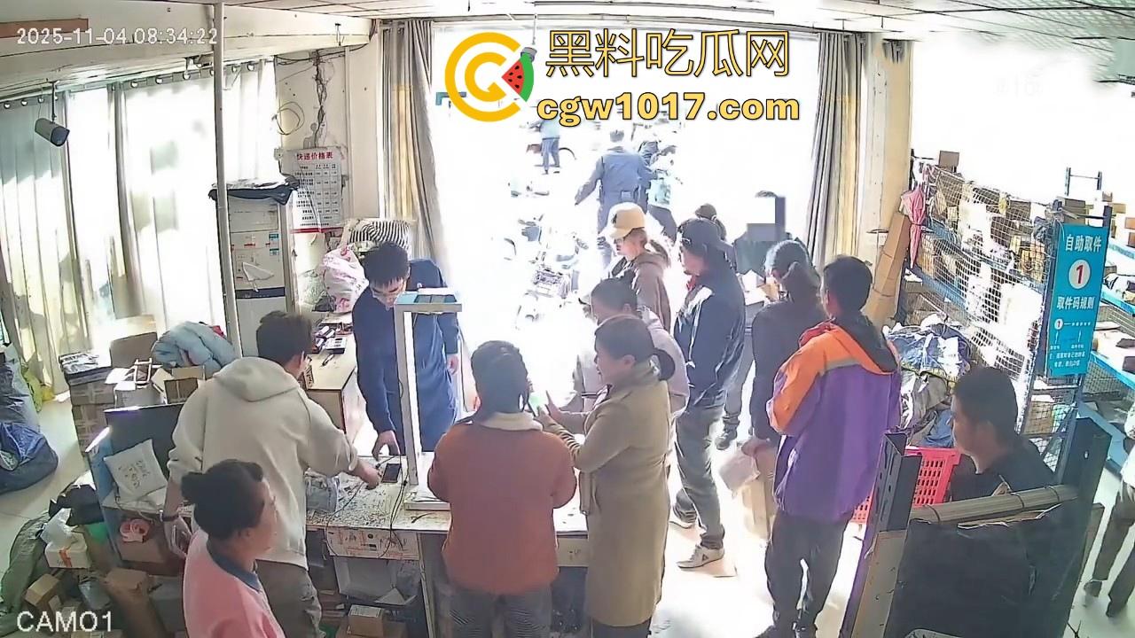 菜鸟驿站遭发疯女上门滋事，怒砸打骂，现场发疯耍赖，警察上门及时带走，经济下行妖魔鬼怪都出来了！-7