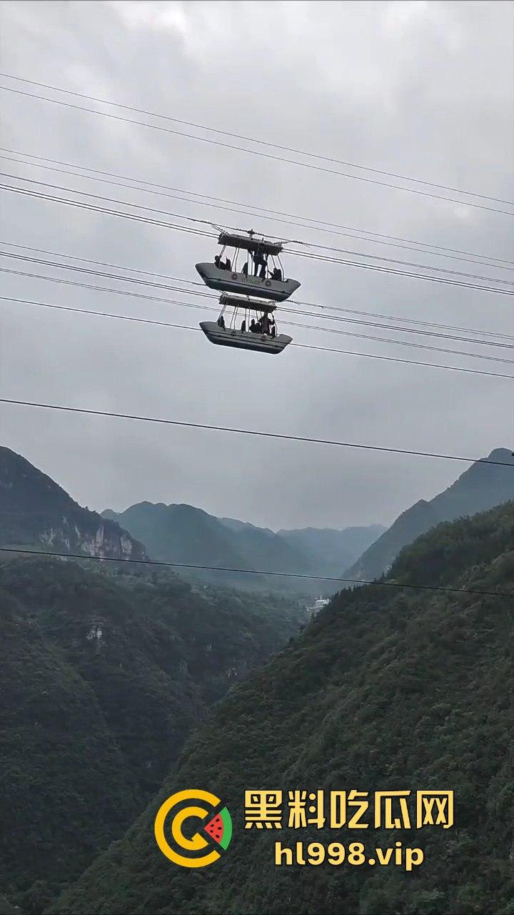 尼珠河大峡谷惊现艺高人胆大！索道上玩降落伞，伞打不开？那就是直接吃席！-4