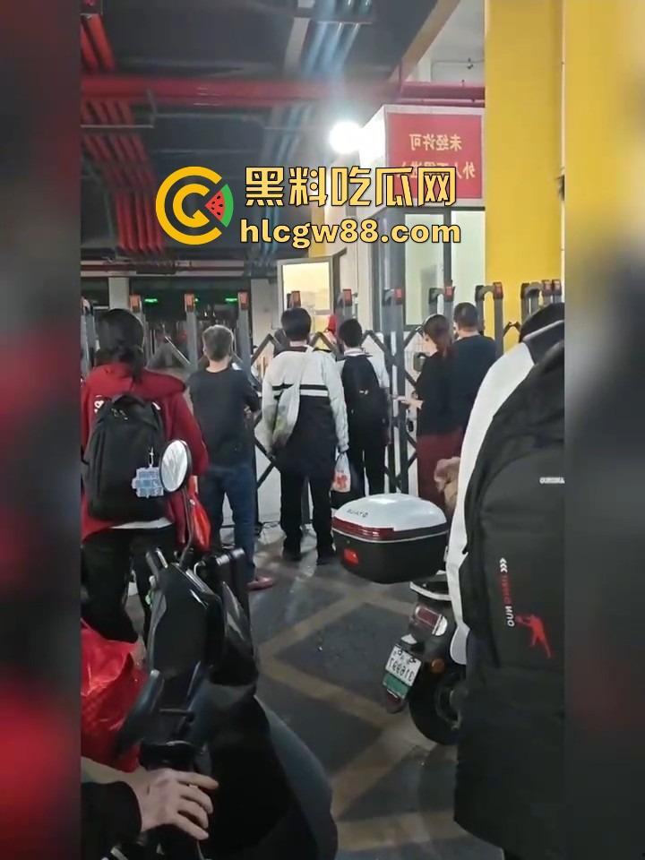 汕头二中拆门事件闹大了，林校长的奇葩规章制度牛逼炸天，学生怒了直接拆门抗议！-15