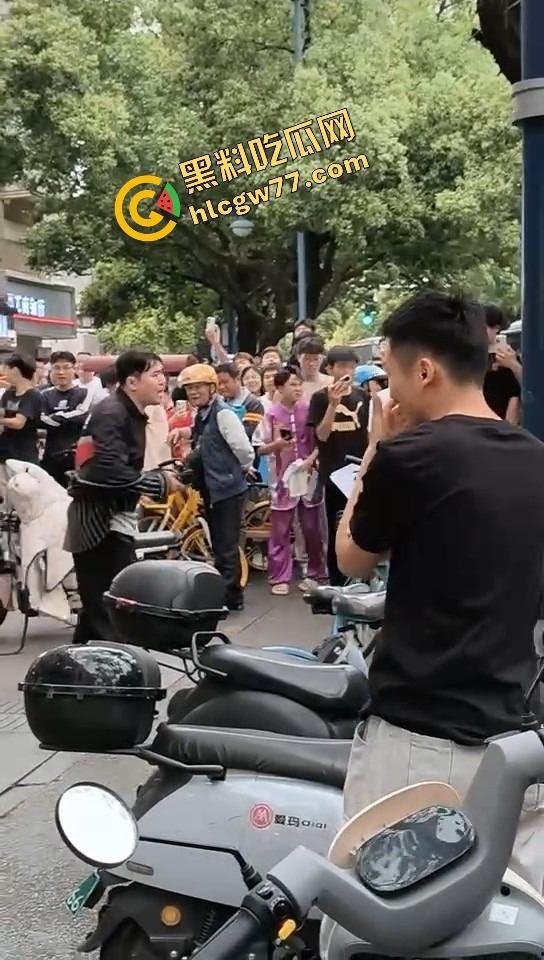 长沙纯爱战士悲剧现场，顺丰小哥为爱打工全身奉献，结果女友当街牵别人，绿得他人都傻了！-5