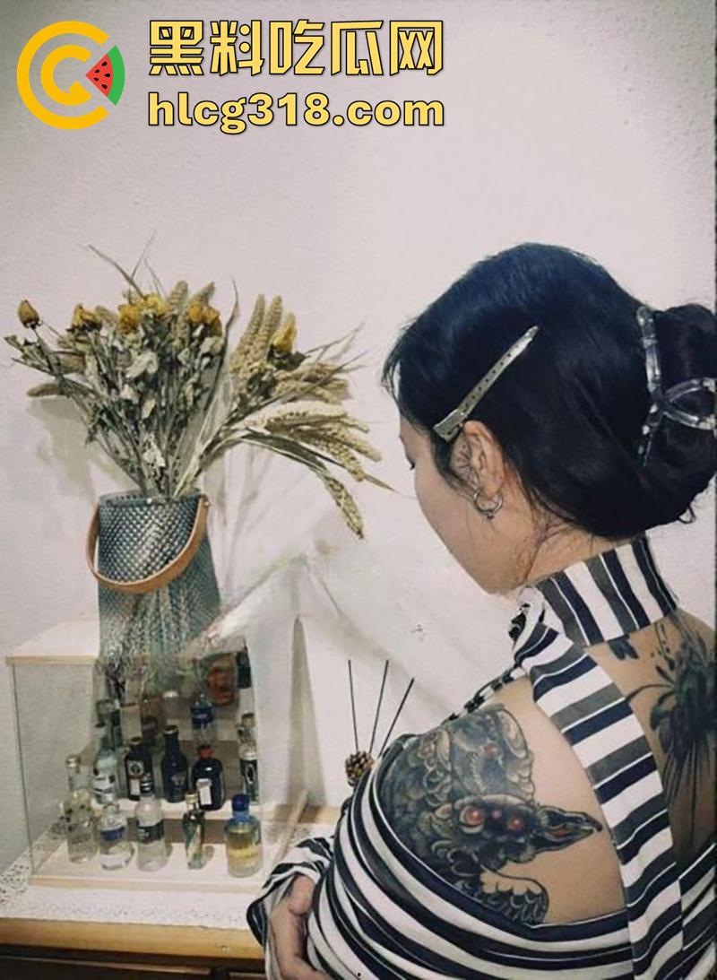 抖音符文战士【lee李李】，大奶纹身店老板娘，性感身材私下骚没边，性爱自拍视频流出！-2