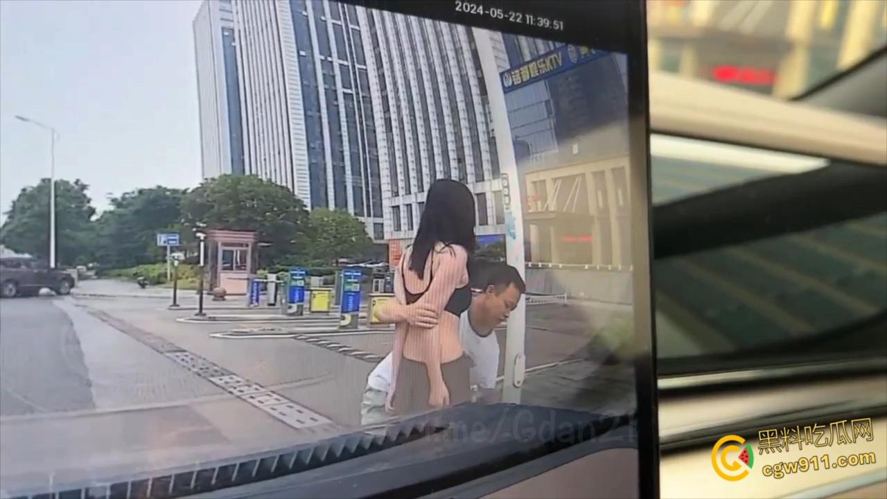 新能源汽车监控画面，小仙女一生气就开始脱衣服，男朋友不要阻拦啊，这是想自己出丑还是丢男友的脸呢 ？-5