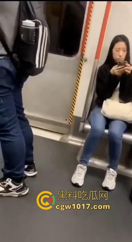 香港地铁牛仔裤大哥现场放尿直播！上班高峰期当着当着众人面开尿，可见心里素质是有多强大，小弟佩服！-3