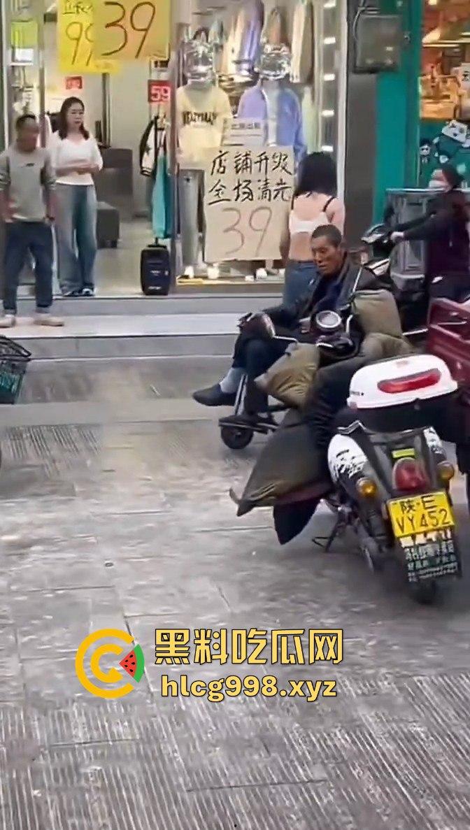 渭南小仙女外卖超时发疯大作！骑手成了无辜炮灰摔外卖不够，街头脱衣撒泼场面辣眼睛！-4