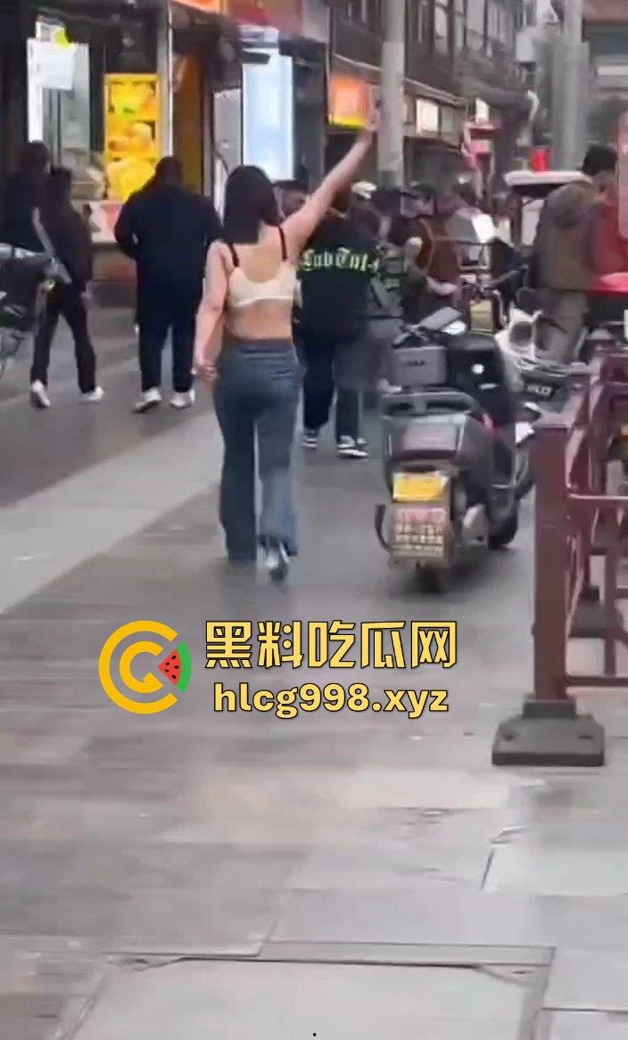 渭南小仙女外卖超时发疯大作！骑手成了无辜炮灰摔外卖不够，街头脱衣撒泼场面辣眼睛！-5