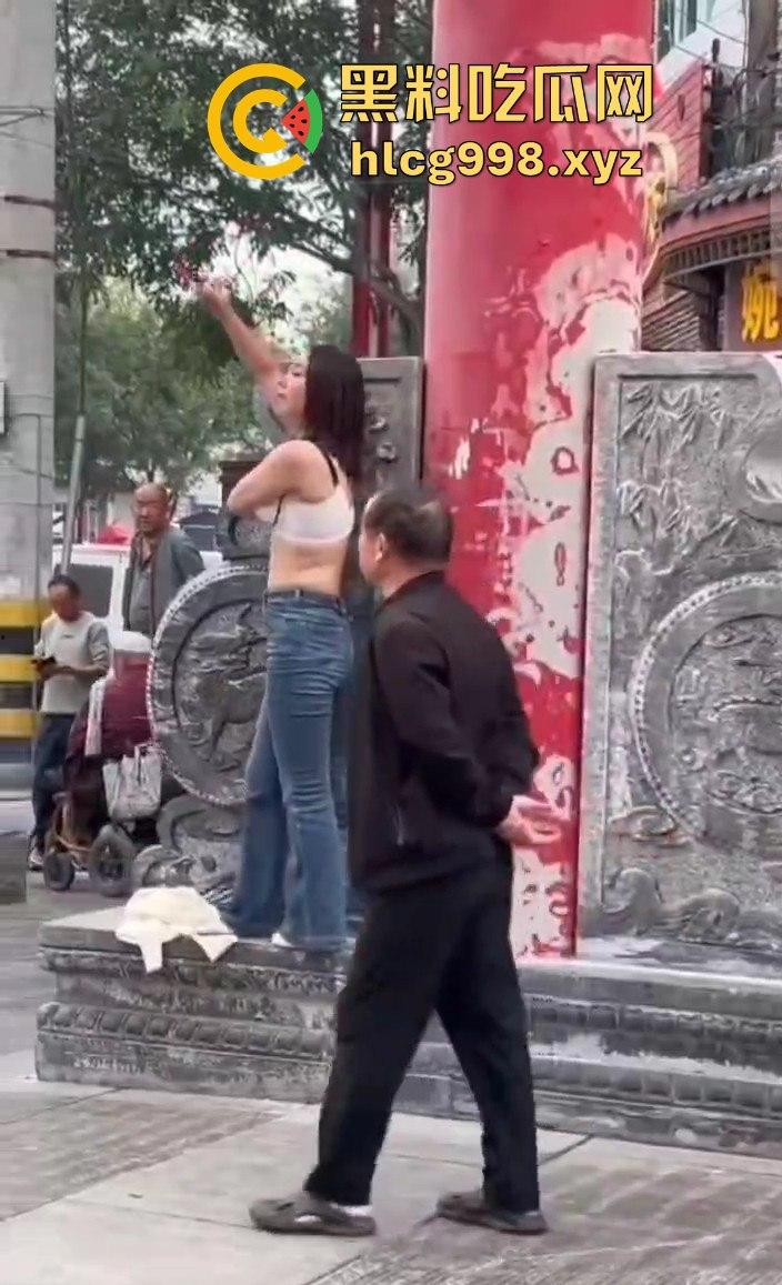 渭南小仙女外卖超时发疯大作！骑手成了无辜炮灰摔外卖不够，街头脱衣撒泼场面辣眼睛！-6