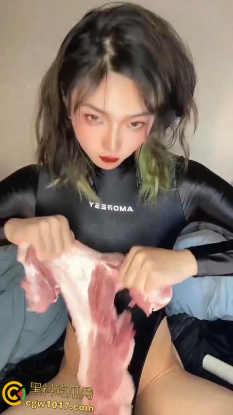 推特抽象男娘【小樱】 玩猪肉飞机杯！保鲜膜裹猪肉撸鸡巴射精，猪肉飞机杯白浊横流，猎奇画面视觉冲击拉满！-3