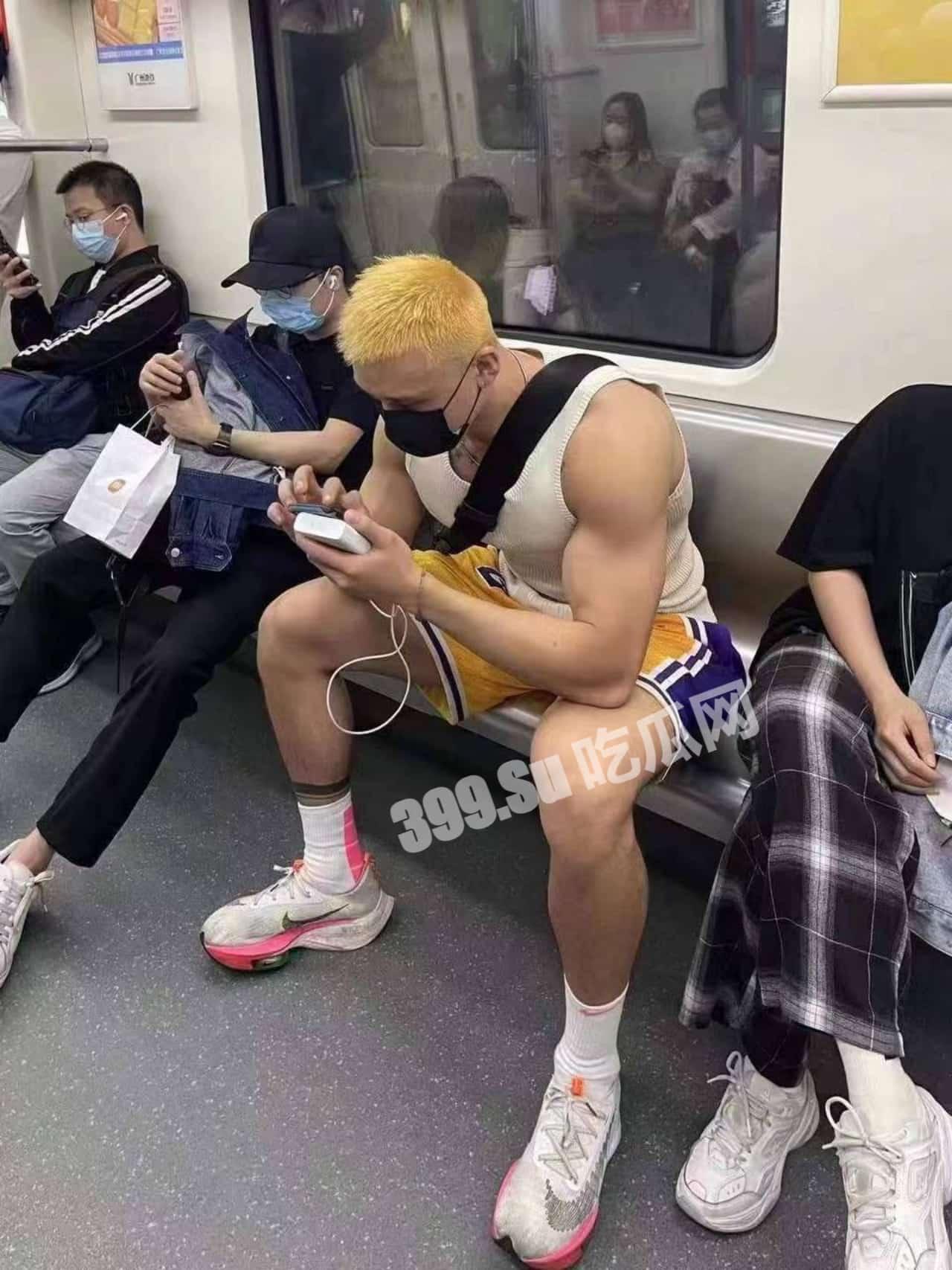 成都 优山居小区 出轨 偷情 健身男子去女方家偷情，不料男方回家躲窗外自由落体-7