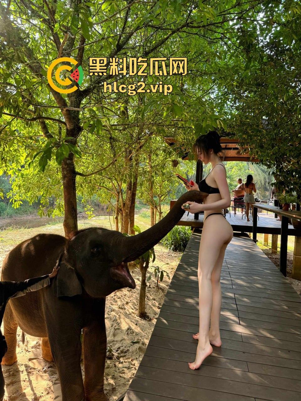 秀人网顶级露出『 逗逗』再爆新作！河边露出大长腿太撩人，盲人推拿让她湿成一片！-5