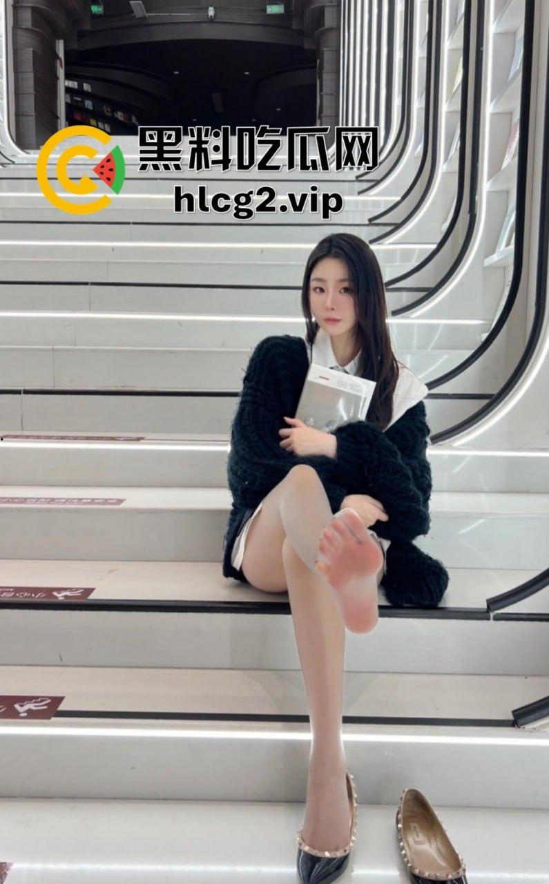 秀人网顶级露出『 逗逗』再爆新作！河边露出大长腿太撩人，盲人推拿让她湿成一片！-19