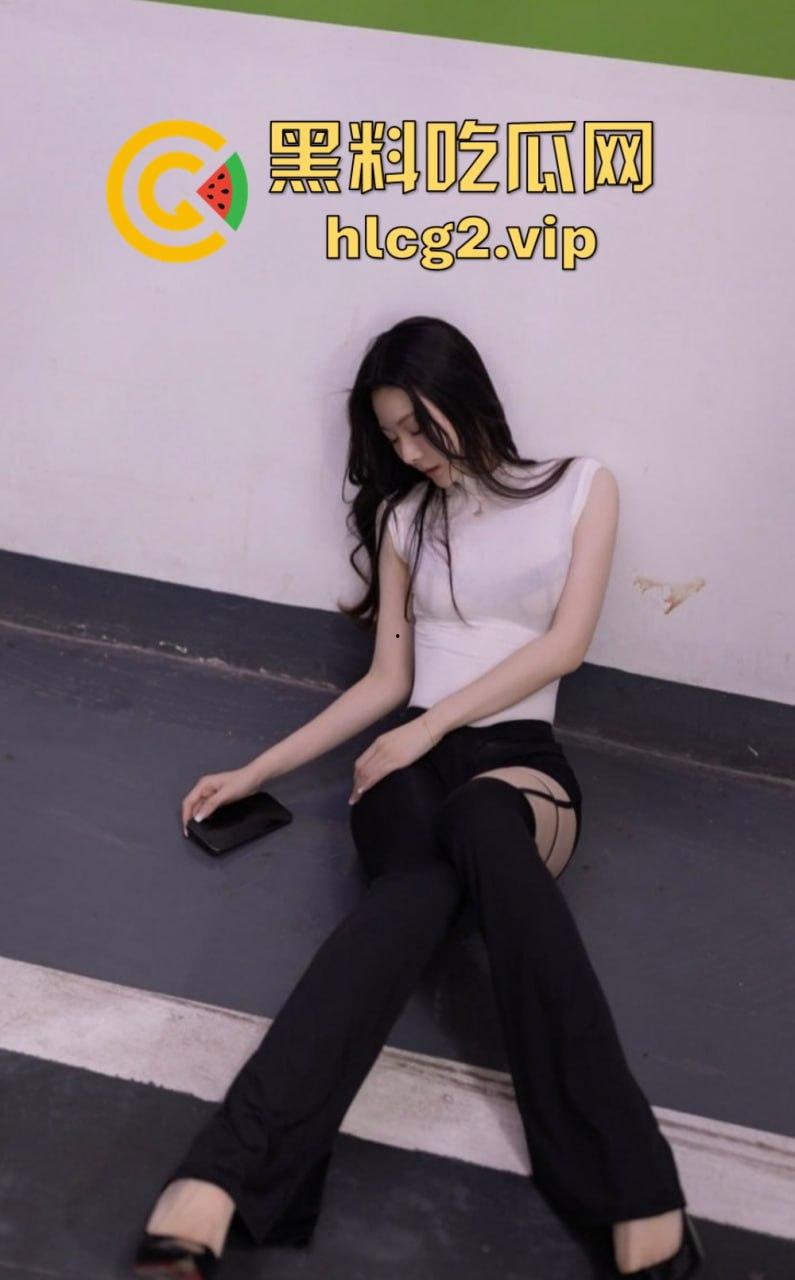 秀人网顶级露出『 逗逗』再爆新作！河边露出大长腿太撩人，盲人推拿让她湿成一片！-27