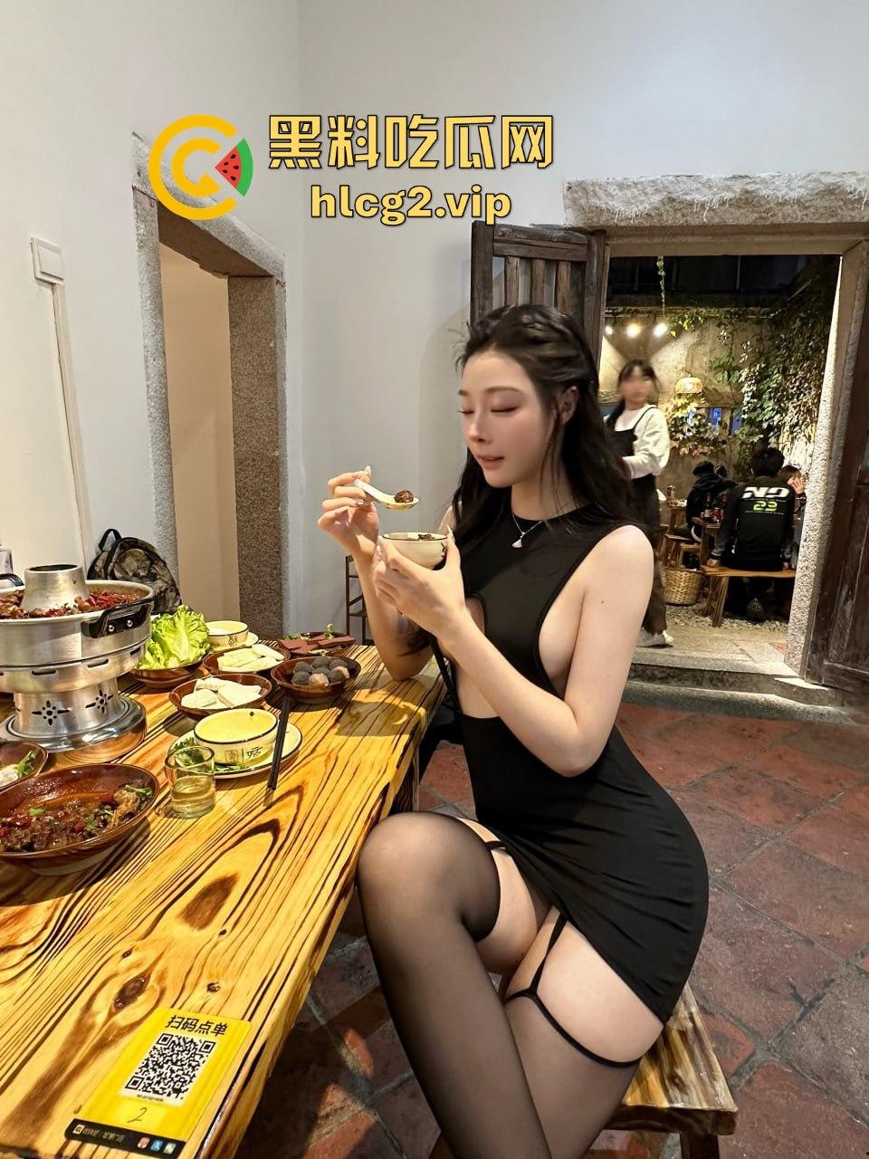 秀人网顶级露出『 逗逗』再爆新作！河边露出大长腿太撩人，盲人推拿让她湿成一片！-29