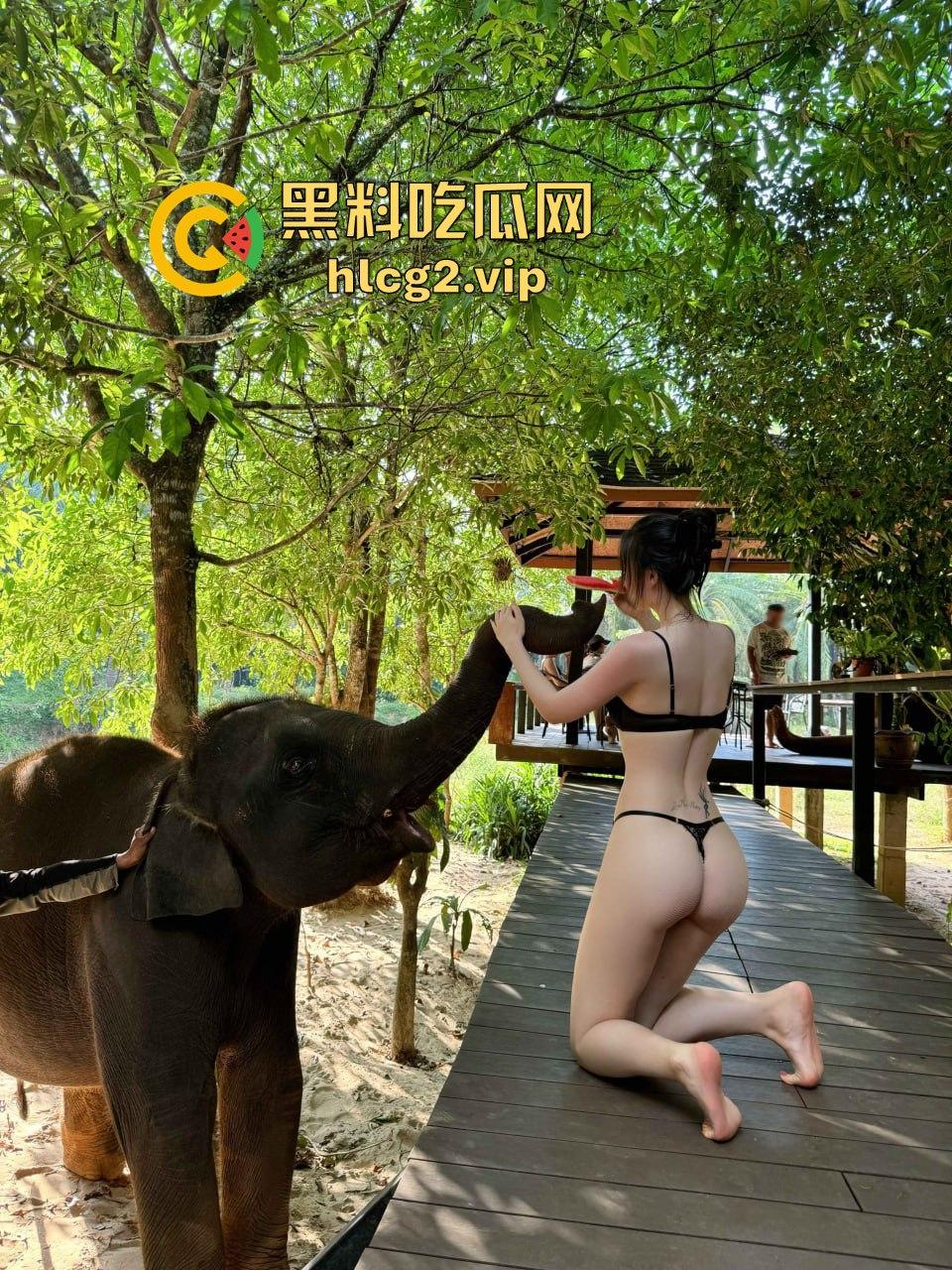 秀人网顶级露出『 逗逗』再爆新作！河边露出大长腿太撩人，盲人推拿让她湿成一片！-31