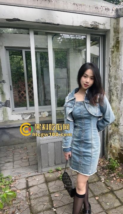 安徽工商学院育才高手，秃顶啤酒肚辅导员操美女学生云盘泄密，床上姿势堪比动作教学！-12