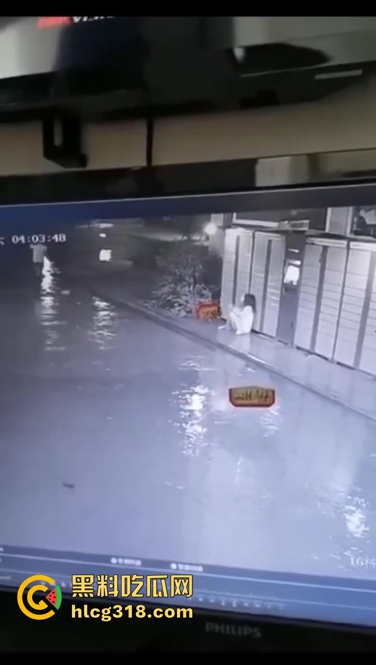 炎炎夏日成了偷拍狗的天堂，地铁公交全是猥亵逼，姑娘们裙子越短，偷拍狗越狂！-10