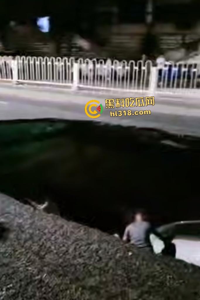 贵阳深夜马路惊爆马路塌陷！小车惨坠无底深渊地洞，司机神迹生还竟毫发无损！-4