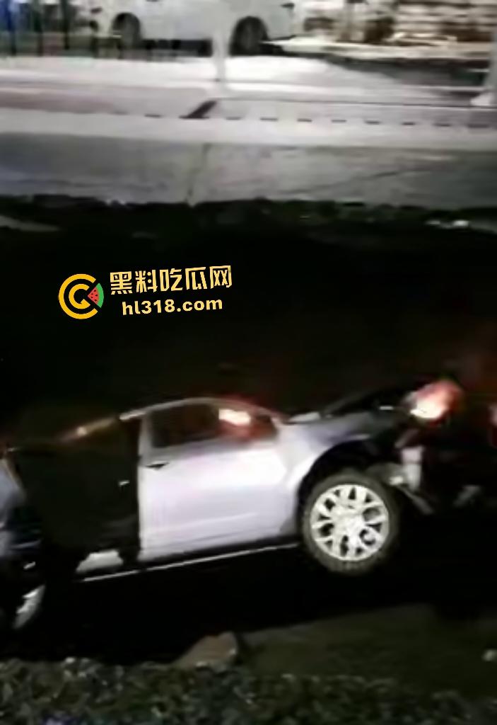 贵阳深夜马路惊爆马路塌陷！小车惨坠无底深渊地洞，司机神迹生还竟毫发无损！-5