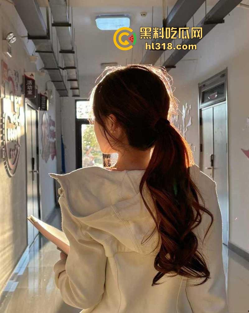 哈尔滨大学清纯女大【黄菲菲】调教视频流出，反差母狗趁室友熟睡拍露穴淫片，白色网袜为金主足交骚气满屏！-1