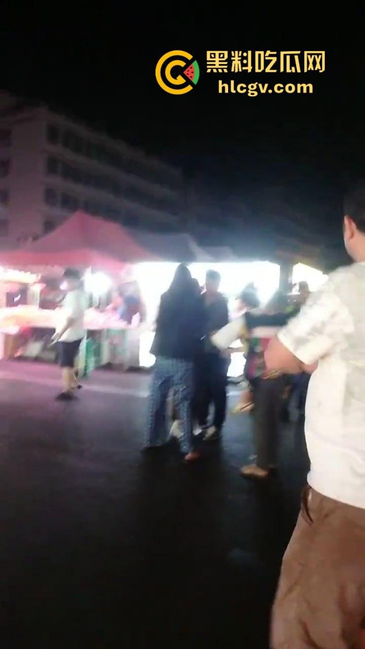 珠海渣男约会小三遭全家围堵暴打 无耻小三被扒光游街 亲爹都看不下去了！-4