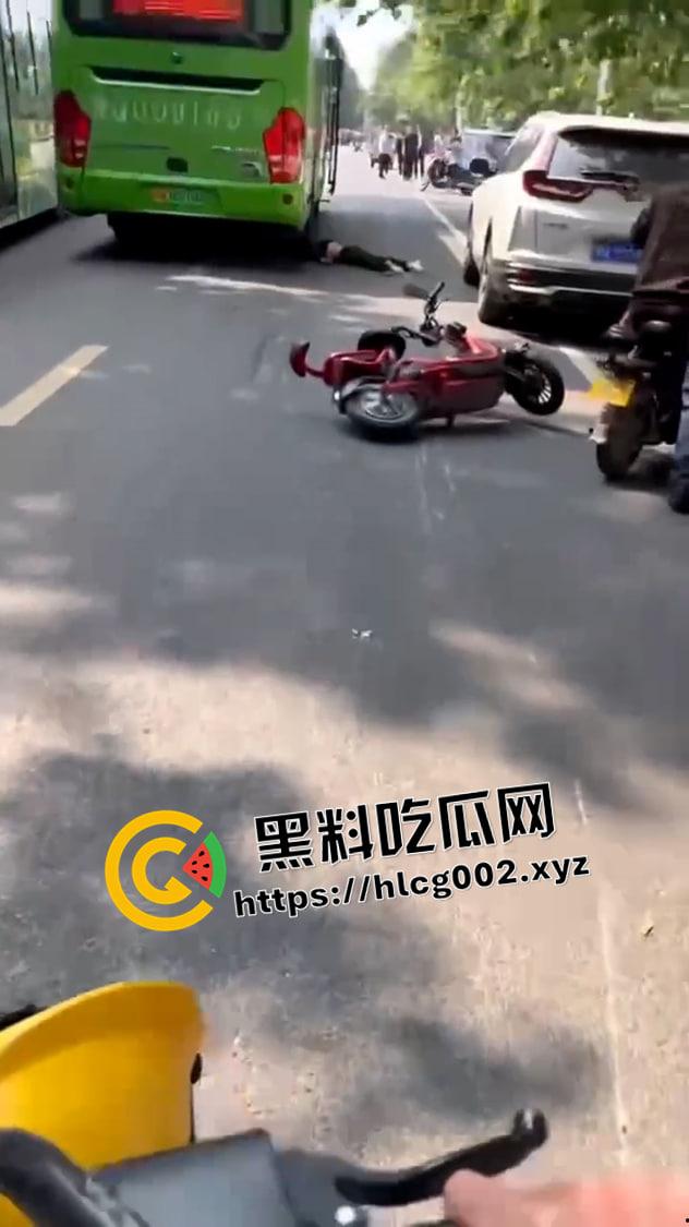 西平汽车站车祸现场视频！男子不戴头盔被公交车碾压爆头 一地脑浆 血腥慎入-4