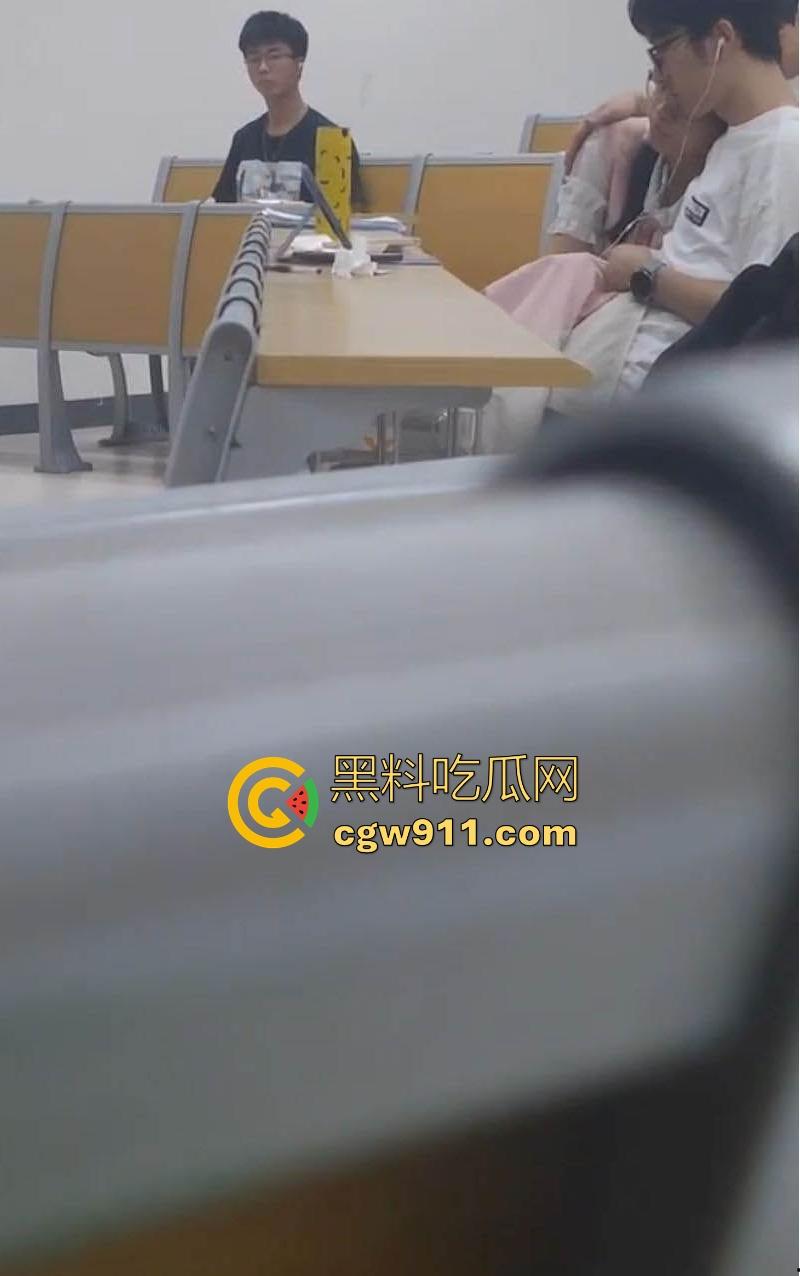 华南理工大学反差情侣私密视频曝光，前有阶梯教室导管小手撸硬，后有床上后入猛插，年轻就是好！-3