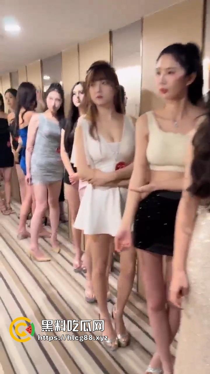 上海车展车模面试操场，美逼挑花眼，选上身价3K硬操起步，白天晚上双份爽，选不上就擦边卖逼！-7