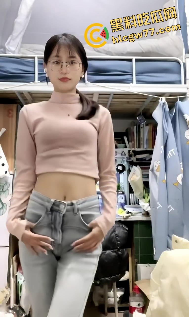 女友看起来是个文静学霸，舔狗给她点赞写早安，她在酒店被操翻还笑着说再来一发！-3