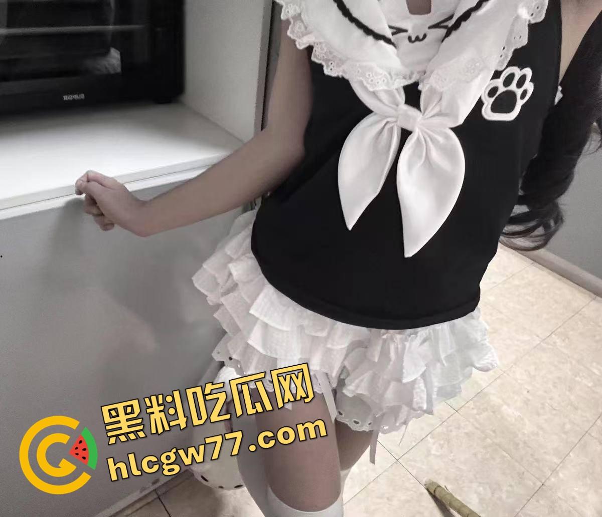 女友看起来是个文静学霸，舔狗给她点赞写早安，她在酒店被操翻还笑着说再来一发！-6