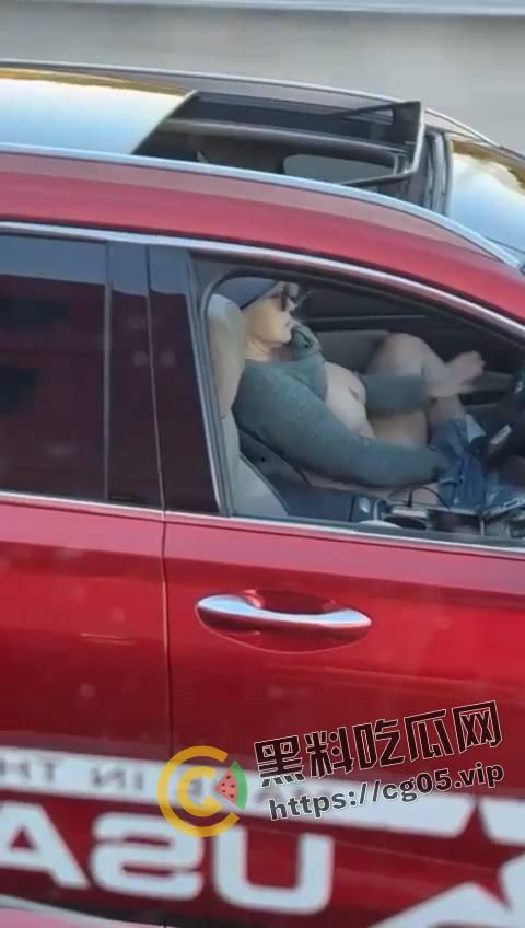 速度与激情！高速上边开车边自慰 不愧是女司机 玩的就是狠活-6