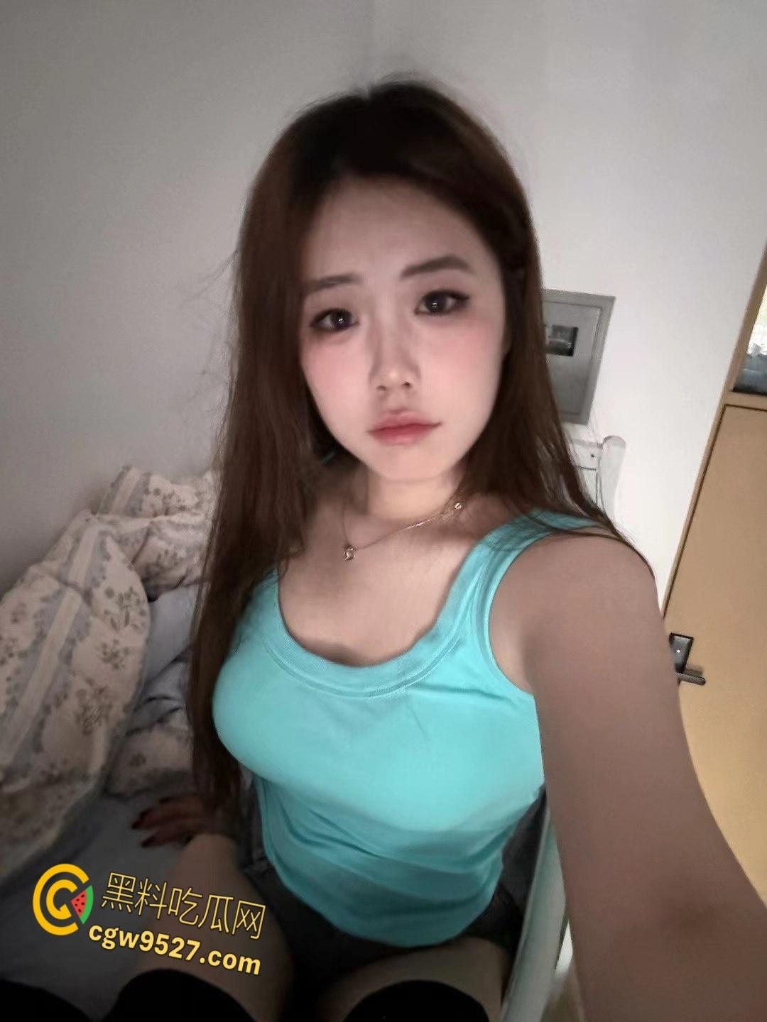 河北金贸大学清纯学生妹【梁婧雯】，情侣真实自拍流出！情趣内衣勾勒火辣身材，大胆展示美乳粉穴！-3