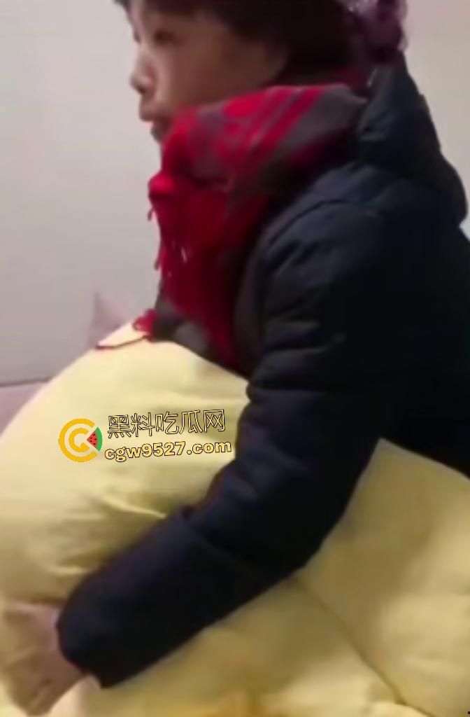 老公在家和妹妹乱伦被抓，老婆直接扇巴掌，还问喜欢乱伦怎么还和我结婚？这老妈还护着老妹生怕打死！-4