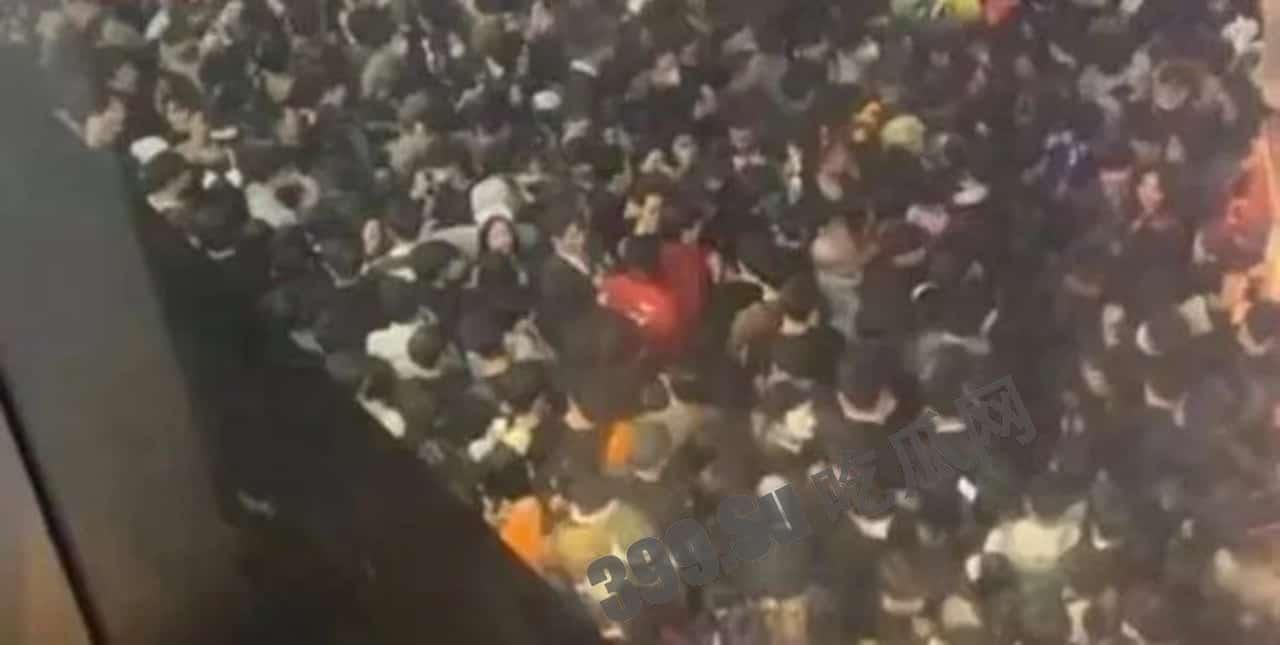 突发踩踏！当地时间19日，也门首都萨那慈善物资发放活动期间发生踩踏事件，造成至少80人死亡、220人受伤-2