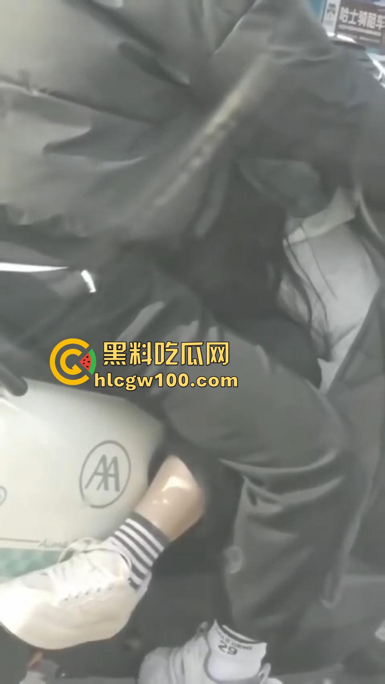 杜卡迪V4保时捷911都不如小牛电动车有排面？毕竟是黄毛精神小妹的专属神车，吃过的逼比你吃过的饭还多！-15