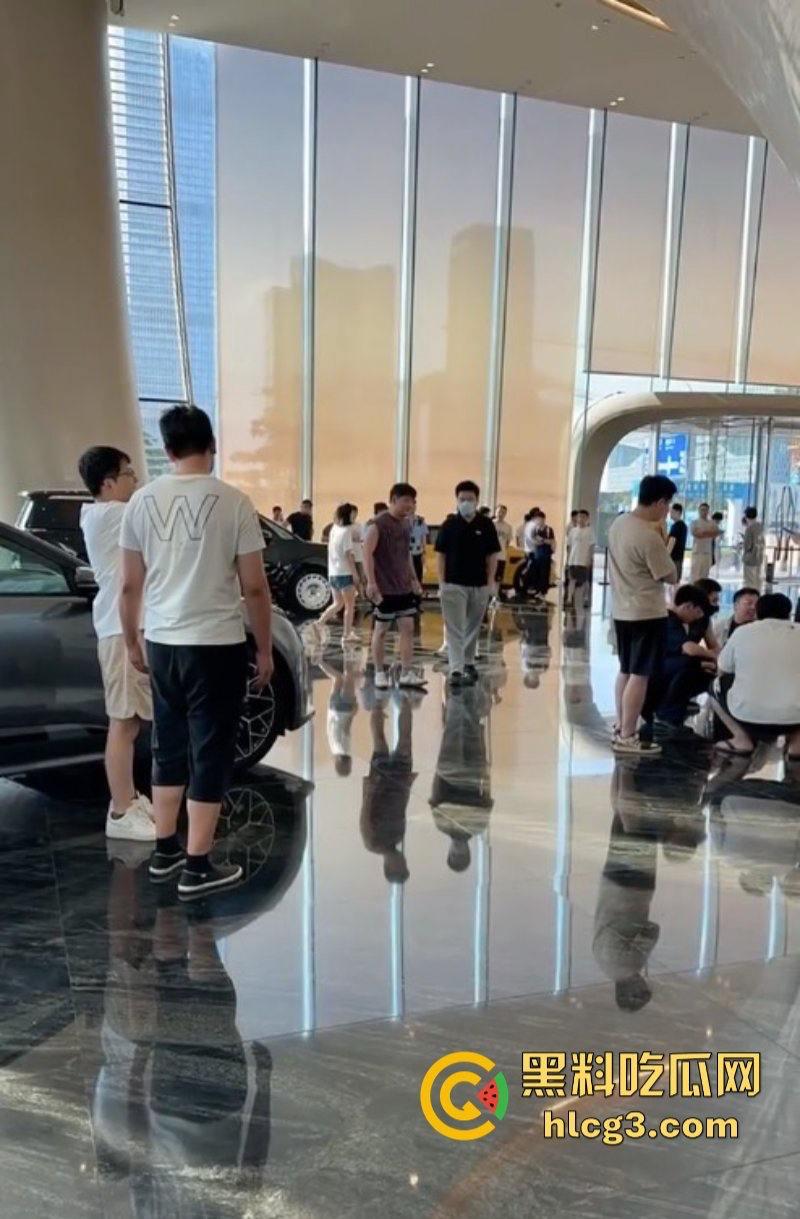 权没维上 还交了20块停车费？极氪背后的生存之战 极氪车主彻底破防 老车主拉横幅维权-7