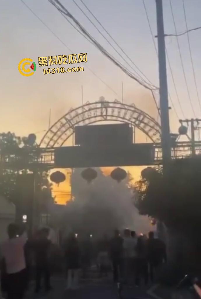 高一恶霸逼学生爷爷奶奶下跪磕头，孙子反击大骂，黑涩会加特林烟花狂喷，最后霸凌者被抓来跪地！-6