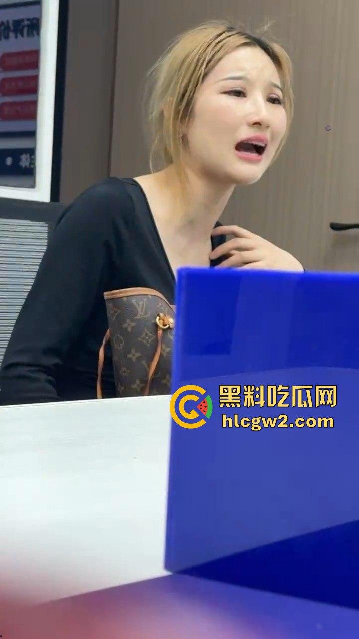 男子1800小费才摸几下胸，这骚货居然报警反咬猥亵，婊子不愧是婊子，拿钱还装清纯立牌坊太下头了！-8