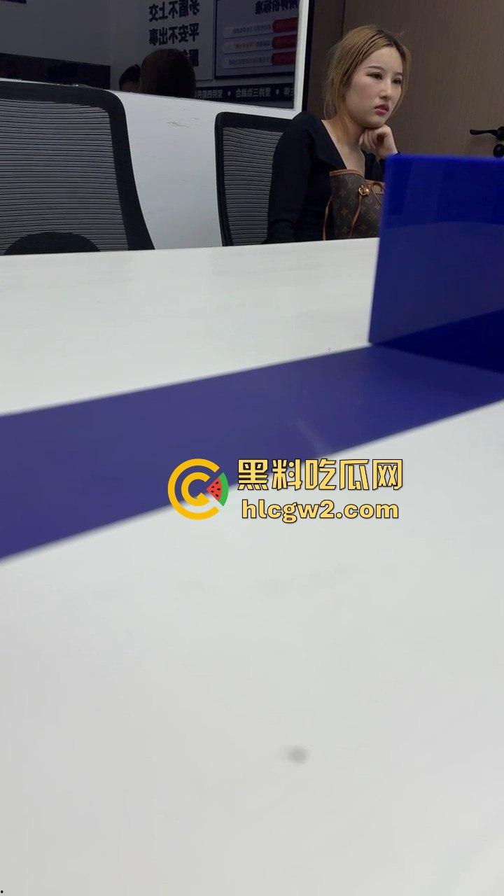 男子1800小费才摸几下胸，这骚货居然报警反咬猥亵，婊子不愧是婊子，拿钱还装清纯立牌坊太下头了！-9