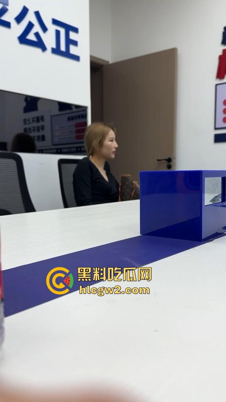 男子1800小费才摸几下胸，这骚货居然报警反咬猥亵，婊子不愧是婊子，拿钱还装清纯立牌坊太下头了！-11