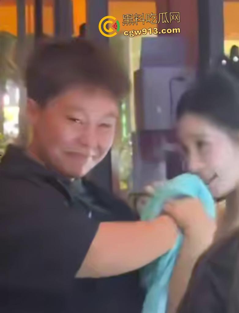 杭州醉舞轻谣国风酒馆，小仙女嘴对嘴喂食露大腿，擦边舞撩汉直接亲脸，迟早被举报翻车！-1