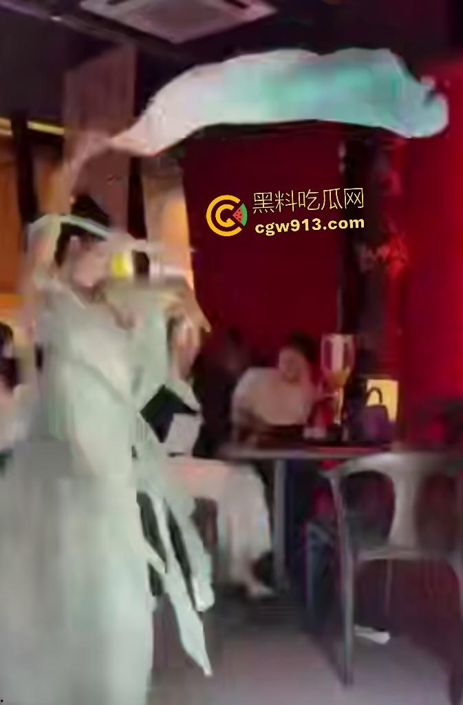 杭州醉舞轻谣国风酒馆，小仙女嘴对嘴喂食露大腿，擦边舞撩汉直接亲脸，迟早被举报翻车！-4