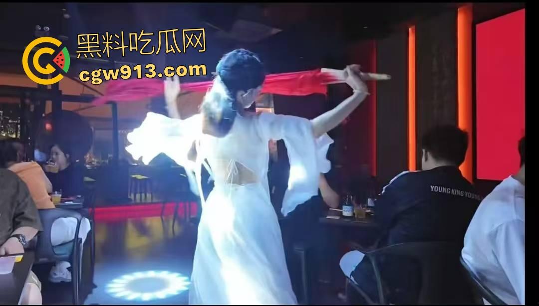 杭州醉舞轻谣国风酒馆，小仙女嘴对嘴喂食露大腿，擦边舞撩汉直接亲脸，迟早被举报翻车！-8